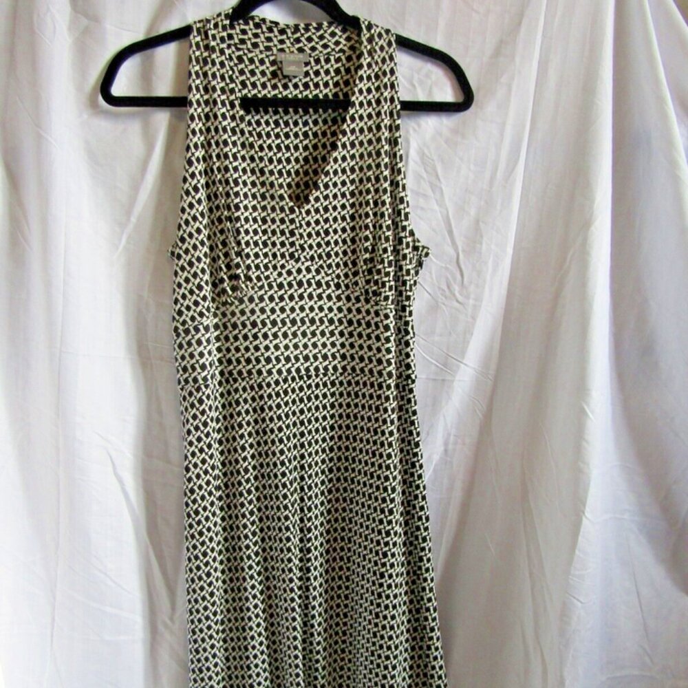 ANN TAYLOR Sleeveless Black/White V Neck midi dress in size 4